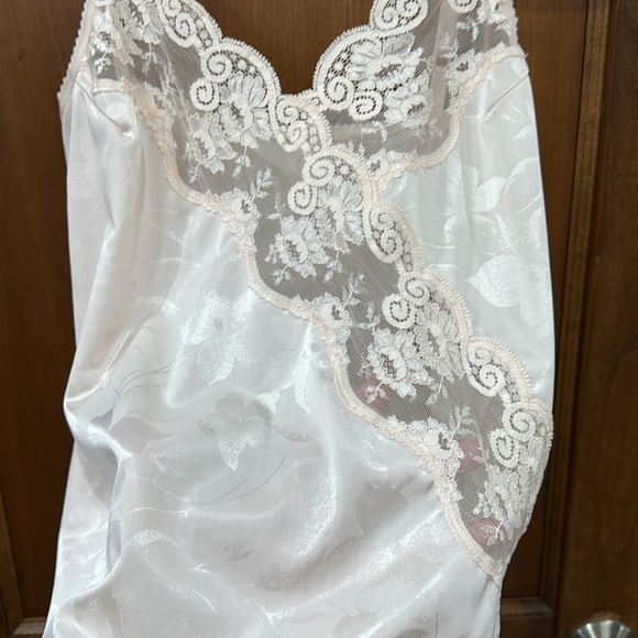 Gorgeous pink camisole size medium - Picture 2 of 5